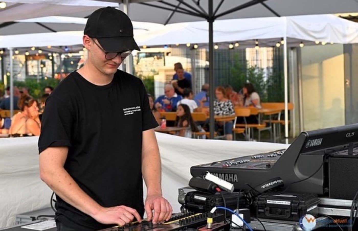 Tontechniker von T. Schuhmann Audio am Yamaha-Mischpult bei einem Open-Air-Event